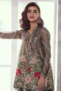 This classic dark gray peplum style back trail meticulously highlighted with dull golden, gray, antique shaded kora, dabka, tilla, sequins and pearls. This shirt is decorated with floral motifs. Its full sleeves are fully embroidered. It comes with brocade pajama and beautifully decorated with dark gray chiffon dupatta having sprinkled sequins all over it.