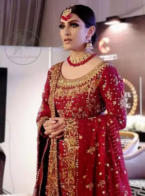 This dress is beautifully sculptured with floral embroidery. It is allured with red, dull golden, champagne and antique shaded kora