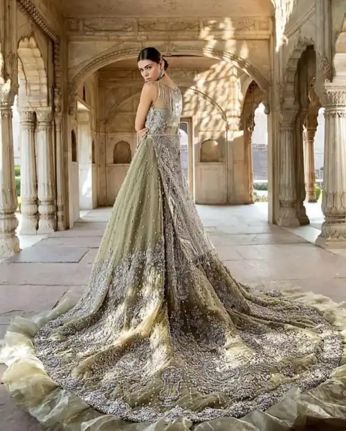 Redefine your style in this traditional and versatile ensemble ornamented with floral pattern embroidery furnished with silver shaded kora, dabka,