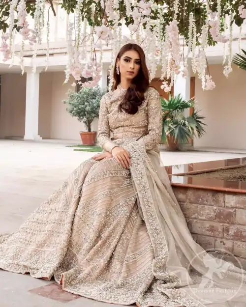 This outfit is adorned with kora, dabka, tilla, sequins and pearls. It is decorated with floral embellishments. It is overlapping