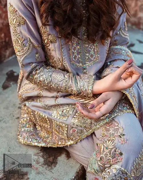 This dress is perfect for your Nikah and Engagement function. This super stunning frock is made of rich floral embroidery