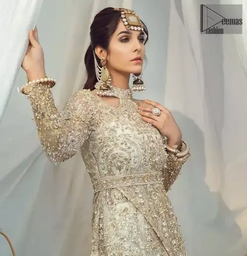 Brighten up your look with this glamorous halter neckline maxi perfect for your wedding day or evening ensemble. This glamorous