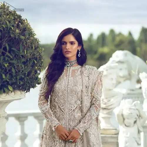 Captured in traditional silhouette, The bridal stands out due to its uniqueness and the perfect fusion of modern cut and