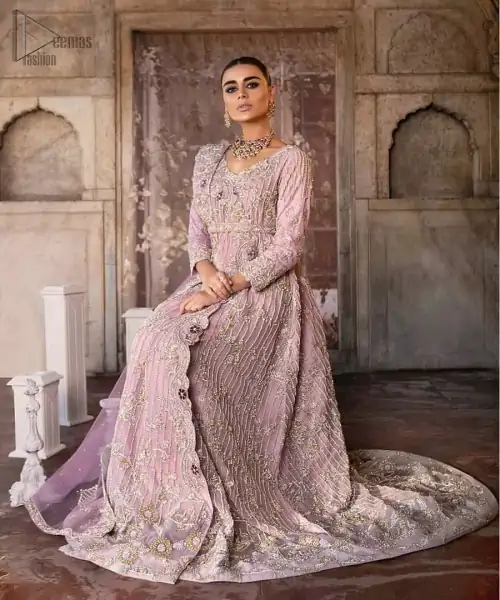 Exude elegance and class in this back trail maxi finessed with beautiful embellishment. The outfit is beautifully sculptured with floral