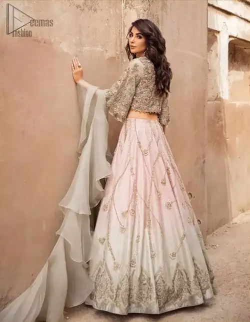 This artisanal piece is rendered in grace and timelessness. An example of beauty and elegance. Look breathtakingly stylish in this