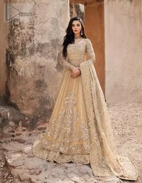 Captured in traditional silhouette, The bridal stands out due to its uniqueness and the perfect fusion of modern cut and