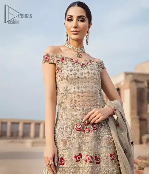 Classic and elegant, this dress is perfect for brides looking for a traditionally wedding outfit.. A perfectly pretty combination of