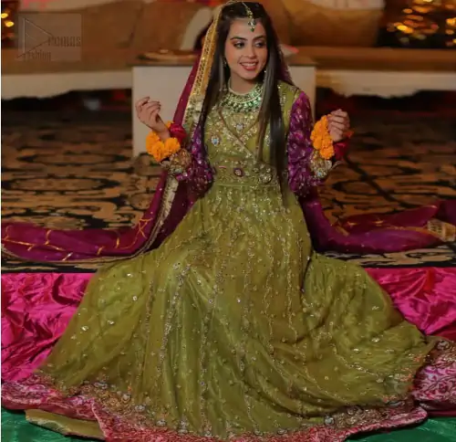 Nothing speaks of femininity and class louder than this mehndi outfits for bridesmaids. The sequinned whimsical florals embroidered across the