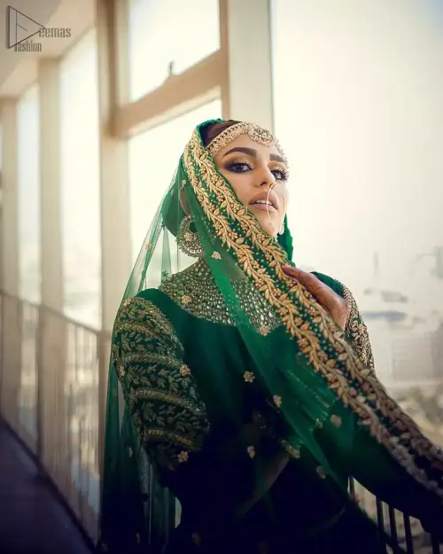 This artisanal piece is rendered in grace and timelessness. This outfit makes a statement in this stunningly floraison, perfect blend