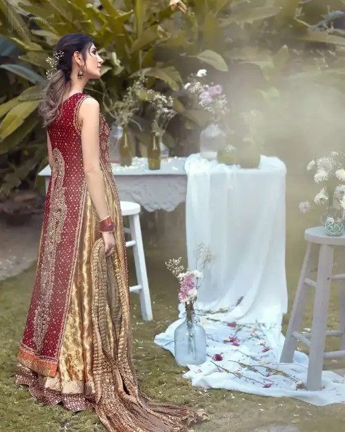 Impeccably on trend, this chic, romantic and oh-so-elegant ensemble is perfect for the one who want to mix vintage touches