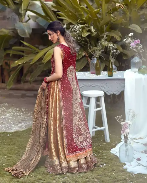 Impeccably on trend, this chic, romantic and oh-so-elegant ensemble is perfect for the one who want to mix vintage touches