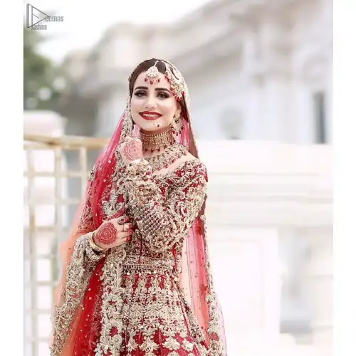 This bridal outfit is perfect for your unforgettable day. This exceptionally detailed dress is cut in a seductive fit and