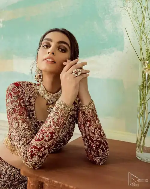 Come up with something fab on your wedding day, with a meritorious Red Lehenga Blouse. A full-sleeved attire made with