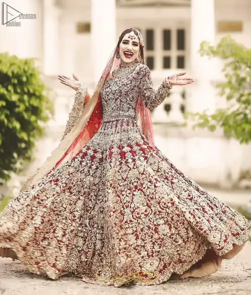 This bridal outfit is perfect for your unforgettable day. This exceptionally detailed dress is cut in a seductive fit and