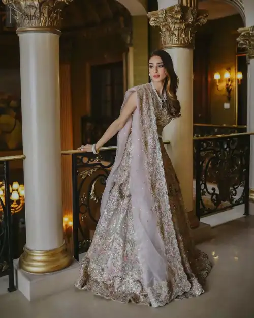 A mesmerizing can-can style and an outstanding halterneck are two unique features that enhance the meritoriousness of the dress.