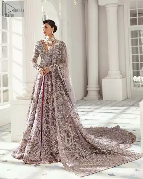 Every bride is the queen of her big day, which is why she deserves an imperial look. The Tea Pink