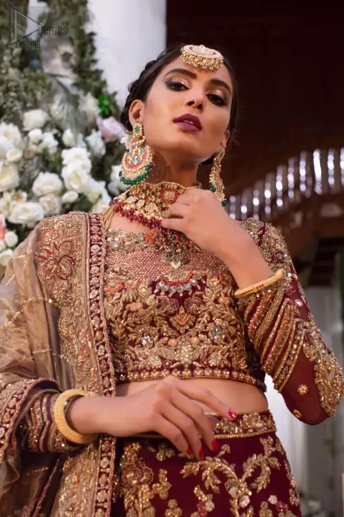 Enriched with utmost grandiose, and formed in perfection, the full-sleeved Maroon Lehenga Blouse is definitely a traditional beauty. Featuring a