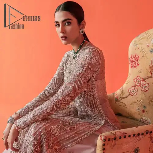 If you have a galaxy in your eyes, and immense love in your heart for your outfits then this beautiful