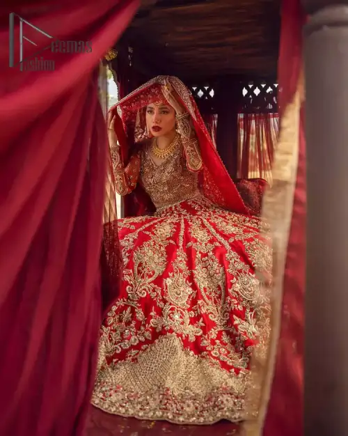 Make your moment memorable by being a dreamy lady in this red can-can lehenga boost with floral motifs. This dreamy