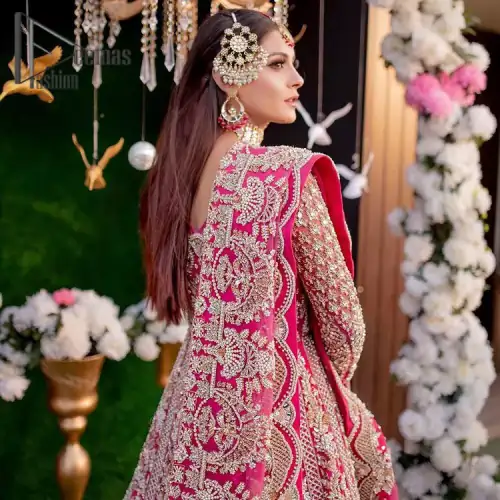 A colour splash, a floral dream. Let your energy shine with this pink outfit. Make a dramatic entry with pink