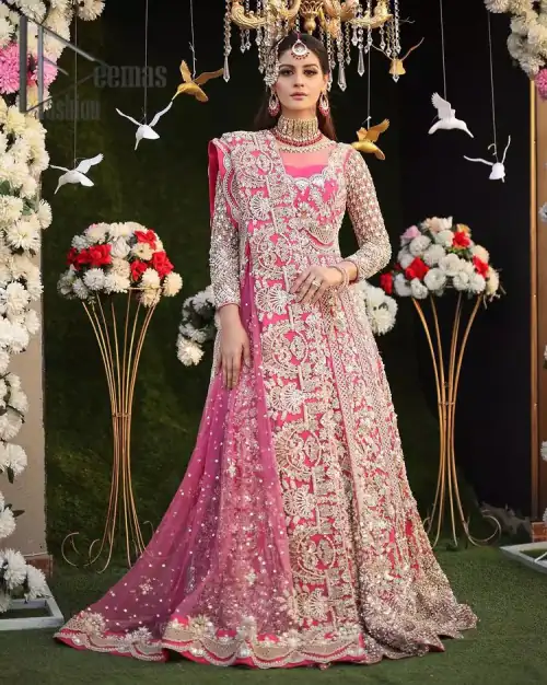 A colour splash, a floral dream. Let your energy shine with this pink outfit. Make a dramatic entry with pink