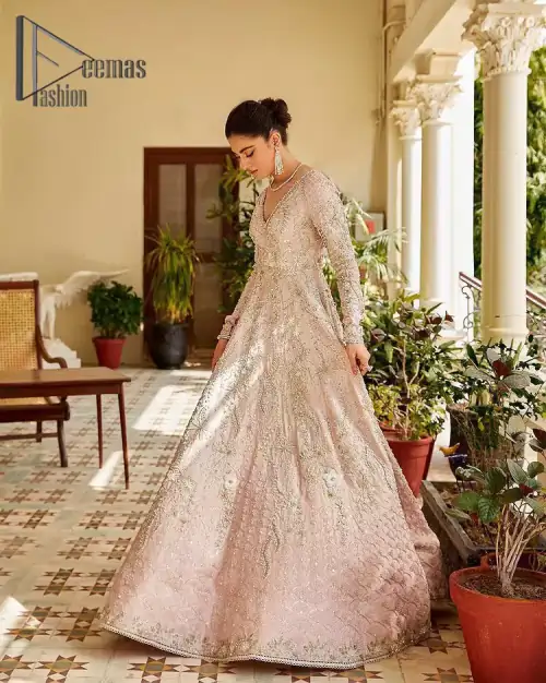 A true epitome of elegance. Confected ever so beautifully with the oyster pink colour palette and eye-catching embroidery. The ouster