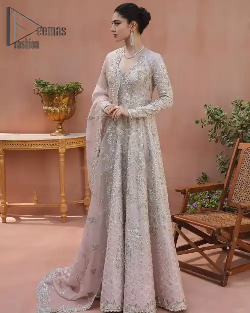 A true epitome of elegance. Confected ever so beautifully with the oyster pink colour palette and eye-catching embroidery. The ouster