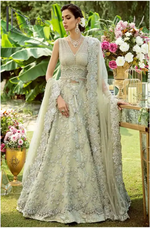 Dare to wear, Oh so bling and slaying like never before. It's an outfit of power and glam. The pistachio