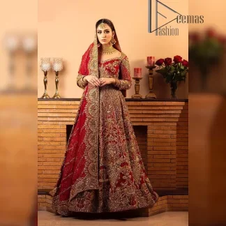 Most girls are excited just to wear maroon amazements. DeemasFashion initiates this Pakistani reception wear which includes a maroon blouse which is meticulously hand rendered with antique embroidery that enhances tilla, dabka, kora and zardozi. Further, the sweetheart neckline of the blouse splendidly comes with full sleeves. The Pakistani reception wear is organized with a flared lehenga which is heavily embellished. Conclude this Pakistani reception wear with a dupatta in the same colour which is adorned with four-sided borders to meet your amazements.