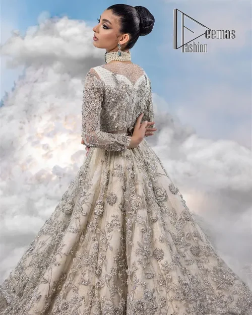 The mind wears the colours of the soul, as a beige of those of his master. Starting this nikah outfit