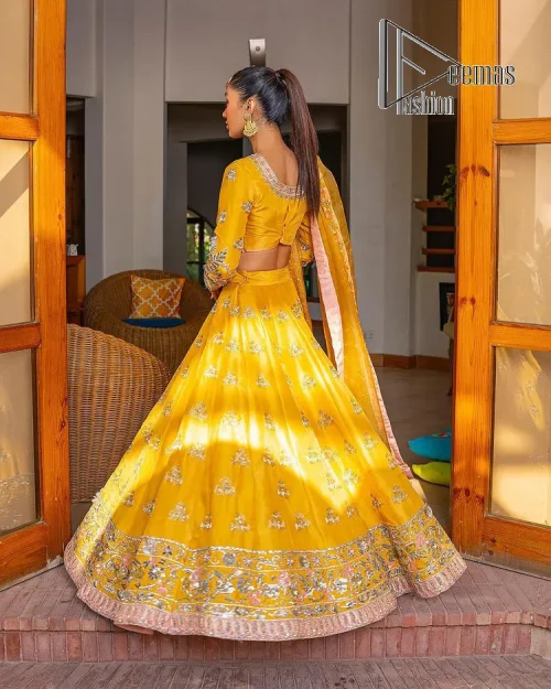 Yellow is just associated with mehndi as the sun is associated with brightness. DeemsFashion presents the bright yellow Pakistani mehndi