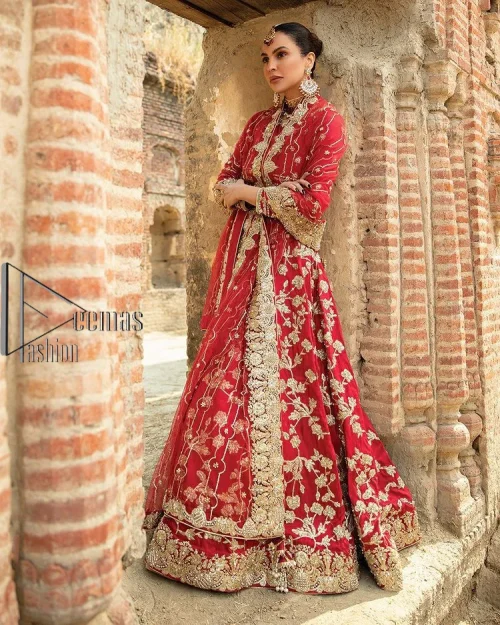 Begin your new life by wearing a romantic deep red outfit. Introducing this Pakistani reception wear that begins with a