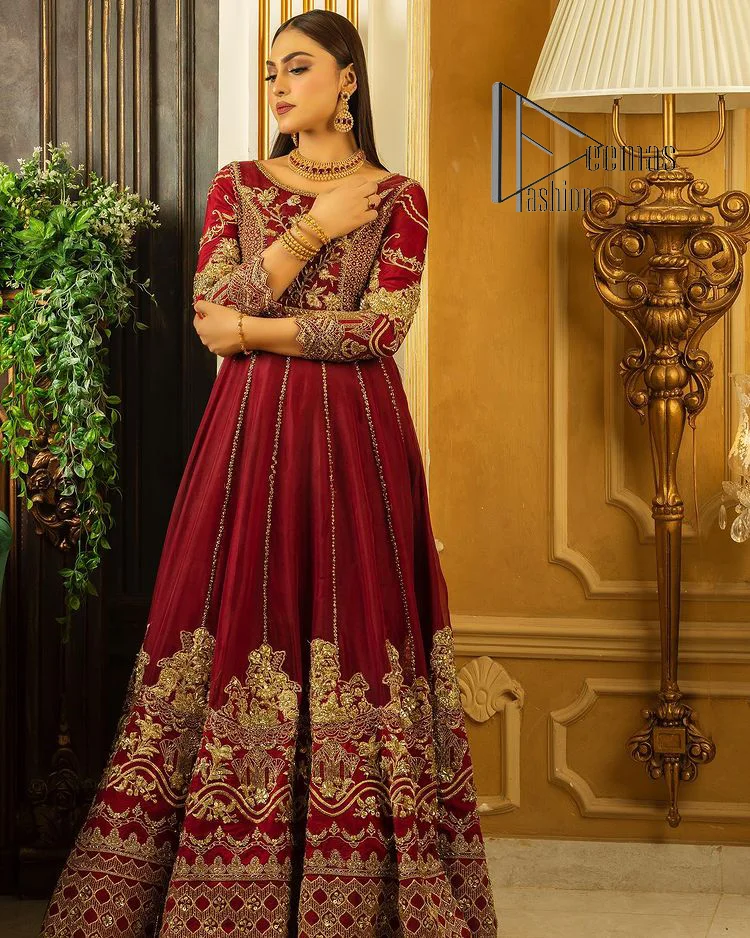 Maroon is the colour language to show bold and cuteness at the same time. DeemasFashion presents this Pakistani reception wear in the beautiful shade of maroon. Starting this Pakistani reception wear full-length Anarkali which is meticulously hand-rendered with golden embroidery which enhances the tilla, dabka, kora and Kundan to make your day with full confidence. Furthermore, it is highlighted with three-quarter sleeves and boat shape neckline. The Anarkali of this Pakistani reception wear is organized with a dupatta in the same colour which is embellished with four-sided borders and sequins sprayed all over.