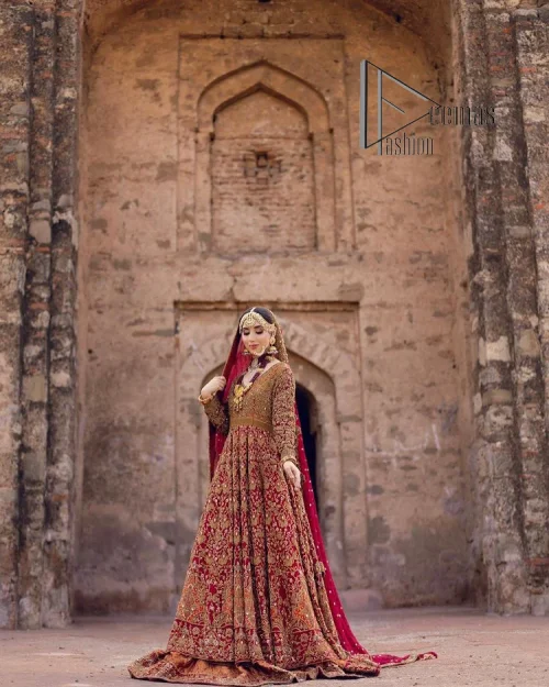 Happy is the bride the maroon shines on. Initiate this Pakistani reception outfit with a maroon heavy Anarkali which is