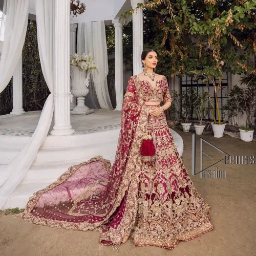 Make your day more lovely by wearing maroon colours. Maroon is just the star among all colours for the bride's
