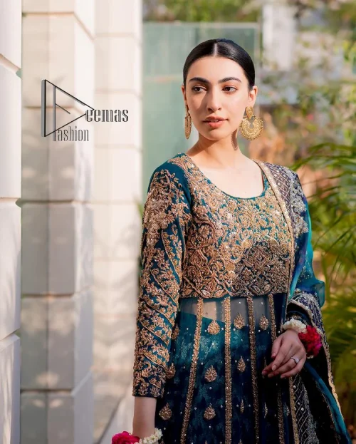 The bride wears blue just touches the blues of the sky. DeemasFashion introduces this teal blue mehndi outfit which begins