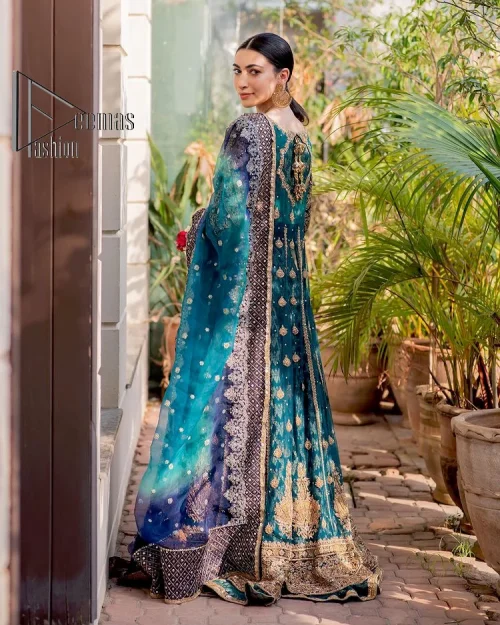 The bride wears blue just touches the blues of the sky. DeemasFashion introduces this teal blue mehndi outfit which begins