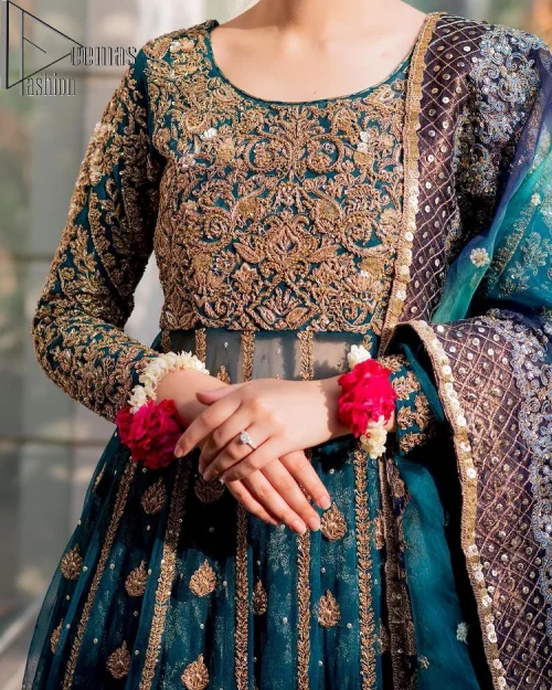 The bride wears blue just touches the blues of the sky. DeemasFashion introduces this teal blue mehndi outfit which begins
