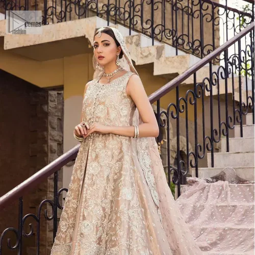 The subtle colour palette, delicate embroidery and eye-catching details. All in all a true style statement! Presenting this light brown