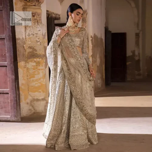 The fusion of this silver canvas decorated with vibrant contrasts is all you need to stun on your day! DeemasFashion