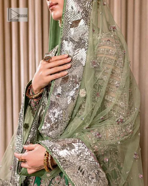 Dive into the world of ultimate allurement with this exquisitely embellished Mehndi outfit that depicts intricate glam with an elegant