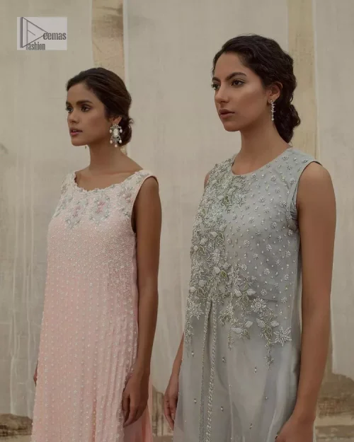 Balancing outfit lovers here’s your style treat! The handsome and charming steel grey attire is an epitome of elegance and