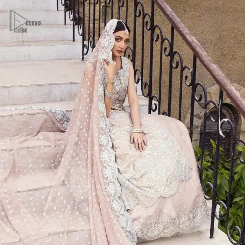 The subtle colour palette, delicate embroidery and eye-catching details. All in all a true style statement! Presenting this fawn maxi