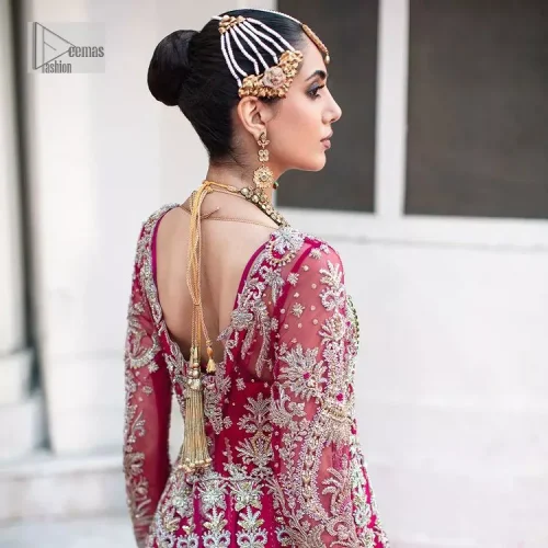 Be a dream vision in this floral shocking pink article. The shocking pink maxi is a breathtaking masterpiece that wins