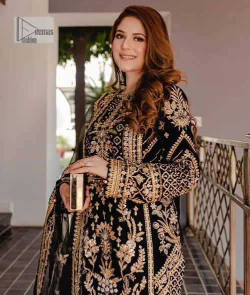 Intricate floral patterns all over! Make a style statement with this elegant embroidered long shirt adorned with golden embroidery decorated with