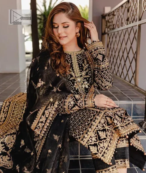 Intricate floral patterns all over! Make a style statement with this elegant embroidered long shirt adorned with golden embroidery decorated with