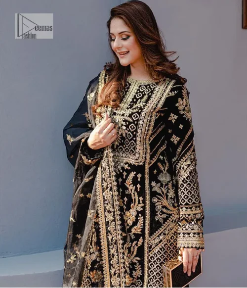 Intricate floral patterns all over! Make a style statement with this elegant embroidered long shirt adorned with golden embroidery decorated with