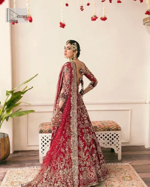 The beauty of this ensemble is mirrored in the romantic colour palette! The blouse is in a dark red shade
