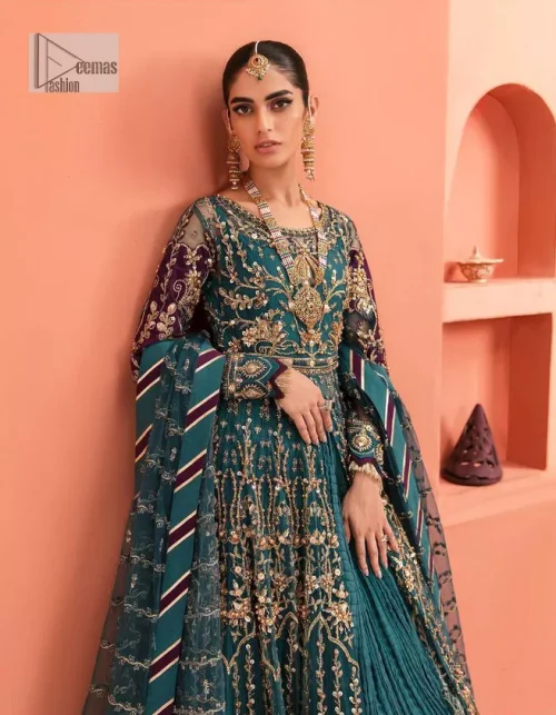 Mark your presence in this elegant Mehndi outfit. The front open scalloped pishwas in the teal green shade are adorned