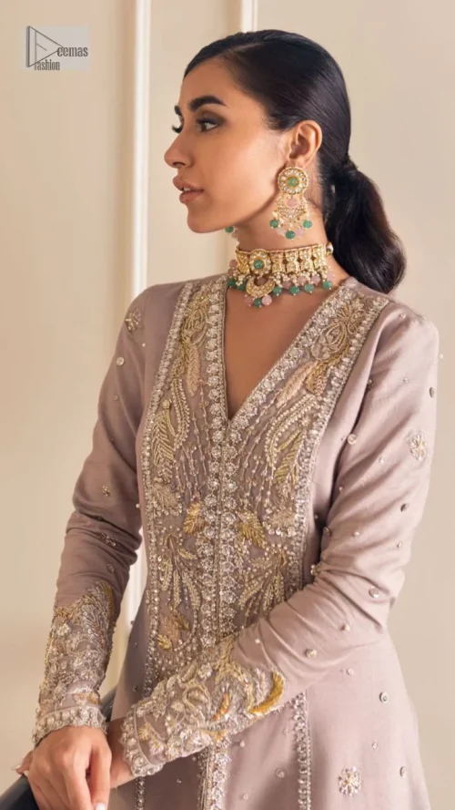 Feel the magic of the party in this splendid article! The ideal front open gown in tea rose colour is